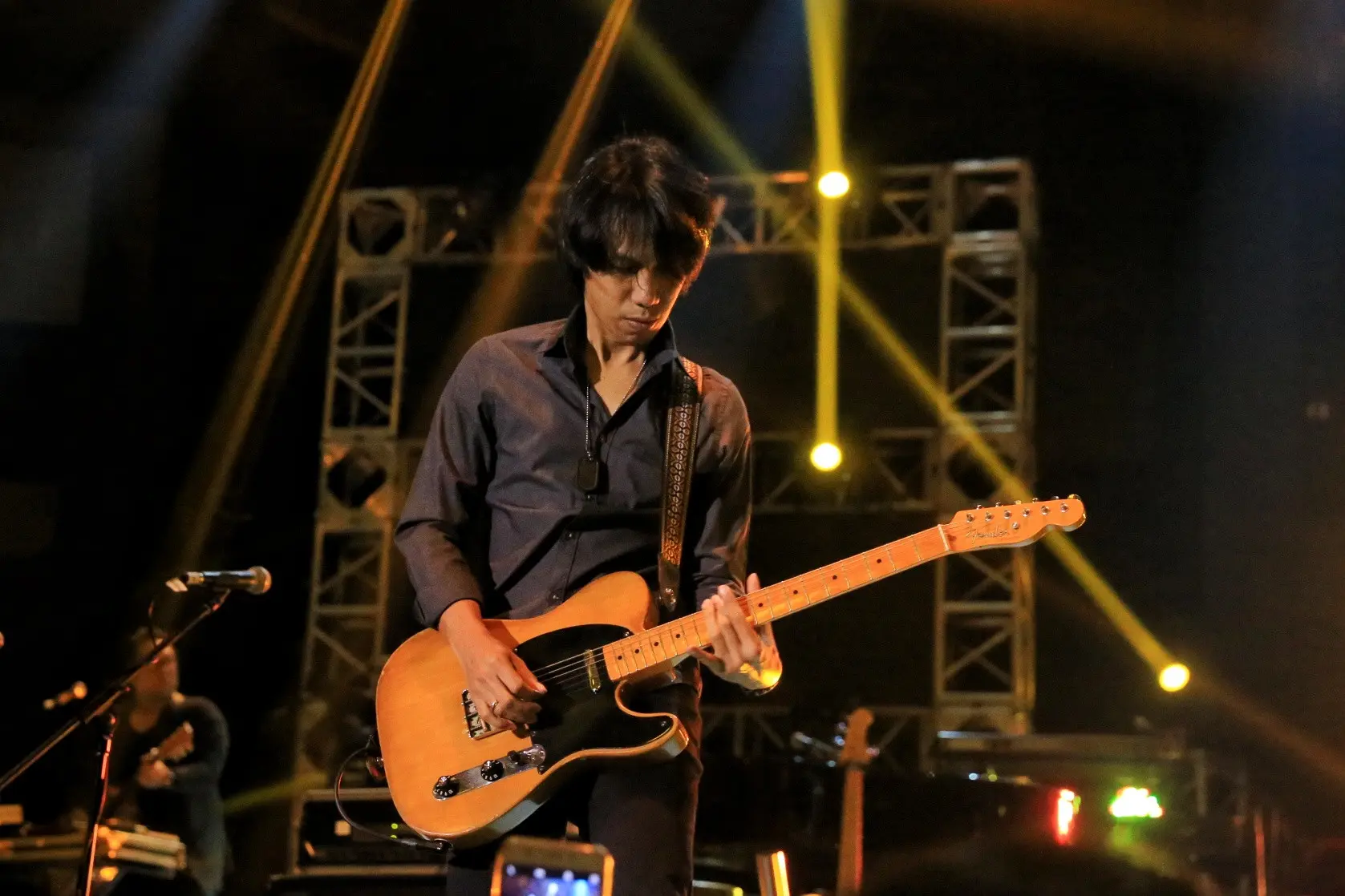 Aksi Eross Sheila on 7 di Konser Super Group (Adrian Putra/Bintang.com)