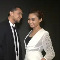 Fakhrul Razi dan Rina Nose yang sebelumnya punya rencana menikah. Kini harus menyelesaikan hubungannya karena alasan tertentu. Bahkan keduanya menjadi sahabat baik saat ini. 