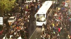 Real Madrid berhasil menyingkirkan Wolfsburg dengan skor 3-0. Cristiano Ronaldo menjadi bintang kemenangan dengan torehan hat-tricknya. Usai dipastikan melenggang ke semifinal, mereka disambut bak juara oleh warga setempat.