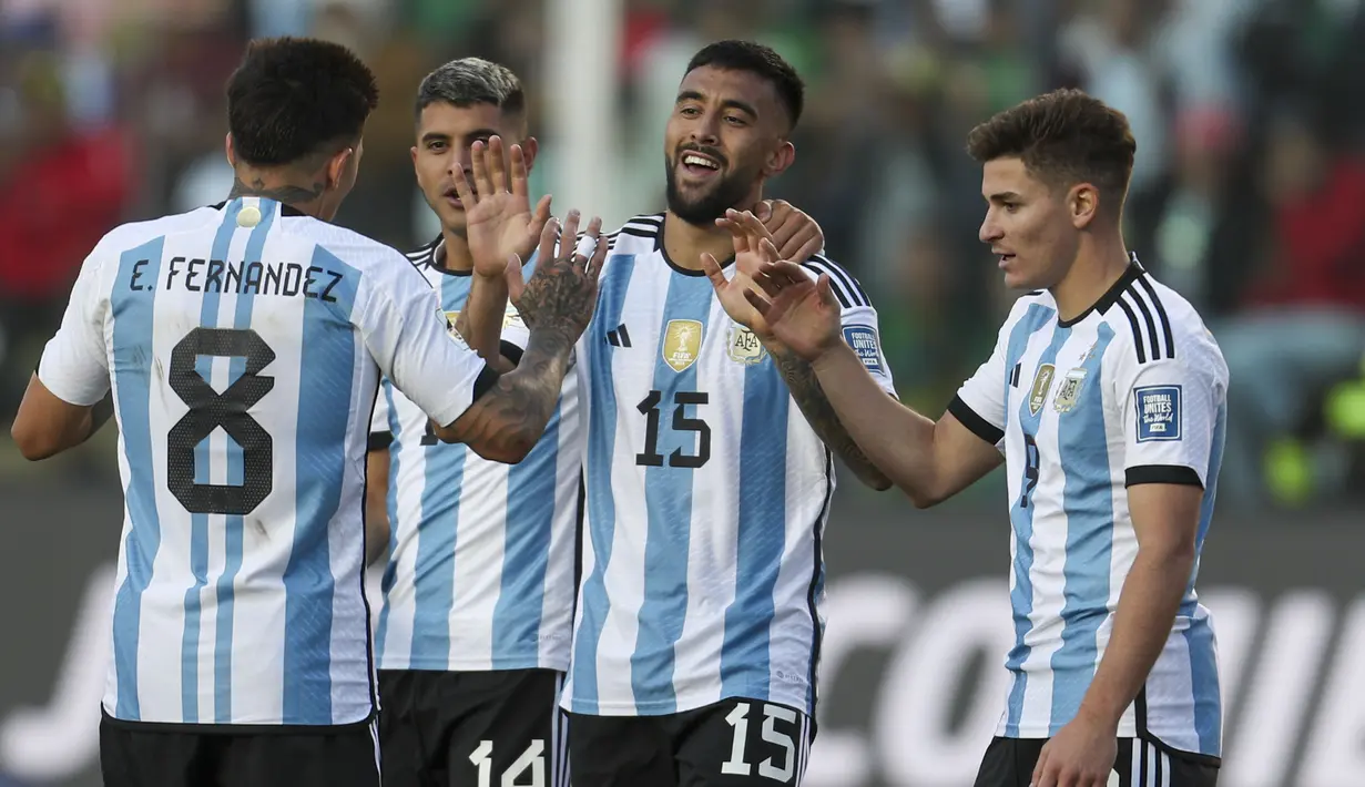 Para pemain Timnas Argentina merayakan gol ketiga ke gawang Timnas Bolivia yang dicetak striker Nicolas Gonzalez (tengah) pada laga lanjutan Kualifikasi Piala Dunia 2026 zona Conmebol di La Paz Stadium, Bolivia, Rabu (13/9/2023) dini hari WIB. (AP Photo/Gaston Brito)