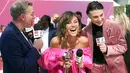 Penyanyi Agnez Mo (tengah) memegang piala iHeartRadio Music Awards 2019 di Los Angeles, California, AS, Kamis (14/3). Agnez Mo berhasil menyabet gelar juara kategori Social Star Award. (Phillip Faraone/Getty Images North America/AFP)