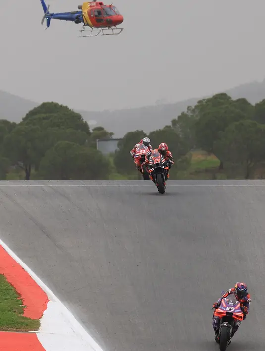 Jorge Martin berhasil mengungguli pembalap Ducati Lenovo, Enea Bastinini dan pembalap GASGAS Tech3, Pedro Acosta. (PATRICIA DE MELO MOREIRA/AFP)