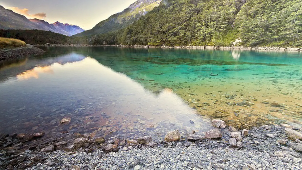 Melihat Jernihnya Danau Blue Lake di Selandia Baru