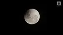 Pemandangan gerhana bulan yang terlihat di atas langit Jakarta, Rabu (31/1). Gerhana Bulan Total ini disertai dengan Supermoon dan Blue Moon. (Liputan6.com/Arya Manggala)
