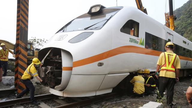 FOTO: Bertambah, Korban Tewas Akibat Kecelakaan Kereta di Taiwan Jadi 50 Orang