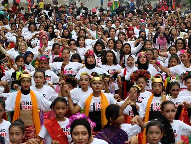 Sekitar 2000 penari membawakan tarian tradisional Indonesia saat Car Free Day di Senayan, Jakarta, Minggu (13/08). Acara tersebut adalah pembukaan dari rangkaian kampanye Indonesia Is Me. (Liputan6.com/Fery Pradolo)