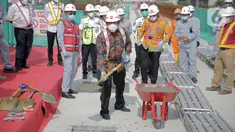 Direktur Utama PT Adhi Karya Entus Asnawi Mukhson saat meninjau  penyambungan jembatan bentang panjang usai acara seremoni di LRT Dukuh Atas, Jakarta, Rabu (11/11/2020). LRT Jabodebek Fase 1 memiliki total panjang 44 kilometer dan sudah terpasang U-Shaped Girder. (Liputan6.com/Faizal Fanani)