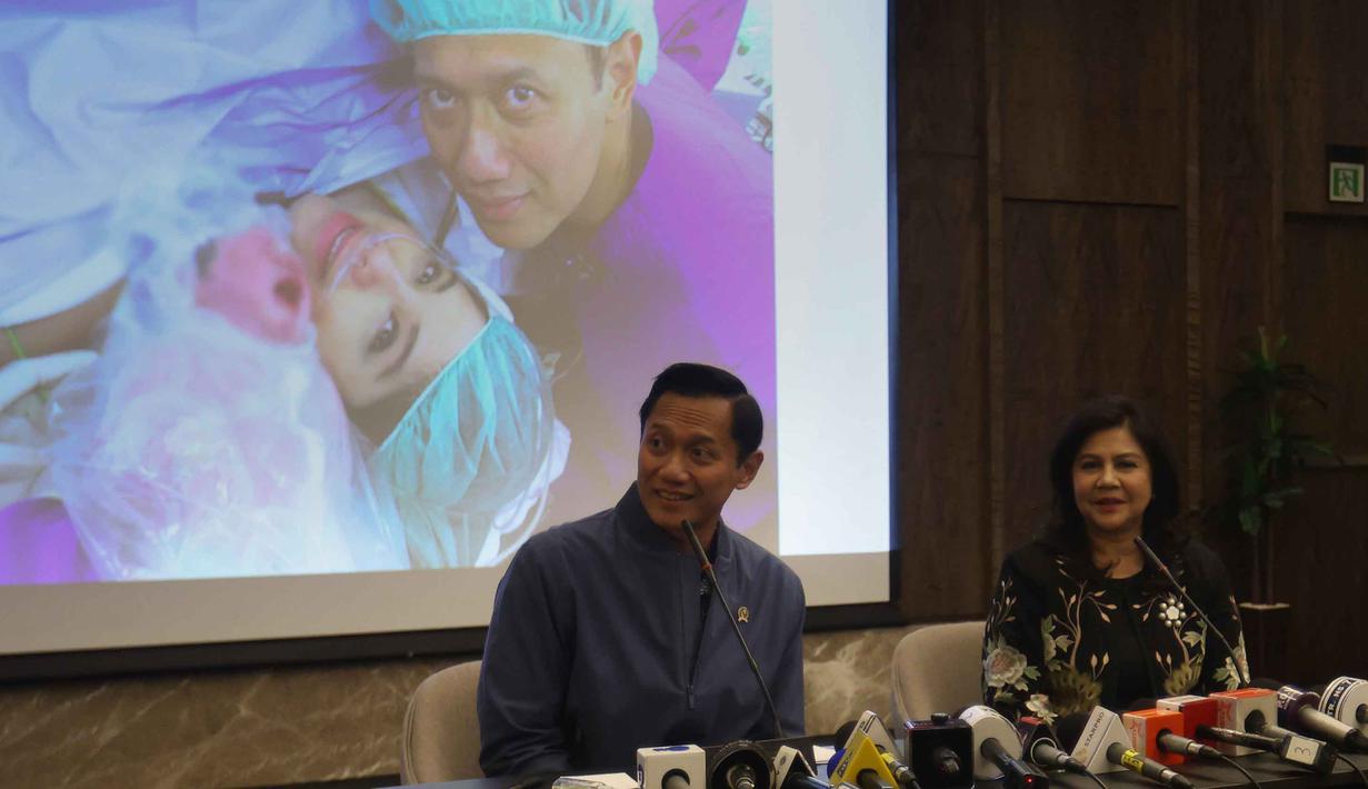 Kebahagiaan menyelimuti keluarga Menteri Koordinator Bidang Infrastruktur dan Pembangunan Kewilayahan yang juga Ketua Umum Partai Demokrat, Agus Harimurti Yudhoyono atau AHY, dan istrinya, Annisa Larasati Pohan. Tampak dalam foto, Menteri Koordinator Bidang Infrastruktur dan Pembangunan Kewilayahan yang juga Ketua Umum Partai Demokrat, Agus Harimurti Yudhoyono (kiri), saat mengumumkan kelahiran anak keduanya di Rumah Sakit Pondok Indah (RSPI), Jakarta, Senin (30/3/2026). (Kapanlagi.com/Budy Santoso)