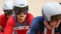Pebalap Sepeda Indonesia, Ayustina Delia Priatna bersiap melakukan start pada nomor omnium putri UCI Track Nations Cup 2023 di Jakarta International Velodrome, Rawamangun, Jakarta, Minggu (26/02/2023). (Bola.com/Bagaskara Lazuardi)