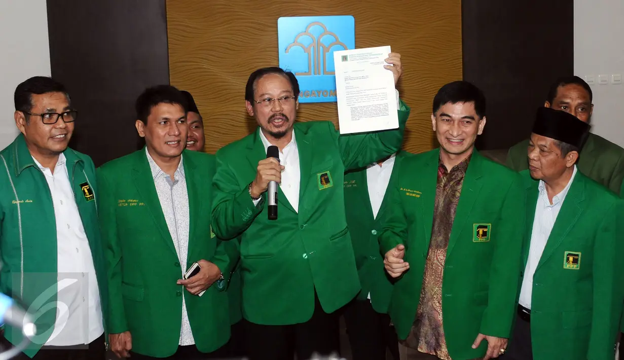 Djan Faridz (tengah) bersama pengurus PPP menunjukkan surat usai menemui Menkumham Yasonna Laoly di Jakarta, Selasa (23/11). Djan Faridz melaporkan hasil putusan PTUN yang mengabulkan gugatan PPP kubu Djan Faridz. (Liputan6.com/Helmi Fithriansyah)