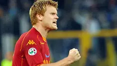 AS Roma's defender John Arne Riise celebrates as teammate Francesco Totti scores against Fiorentina during their Serie A match at Olympic stadium in Rome on November 30, 2008. AFP PHOTO/VINCENZO PINTO