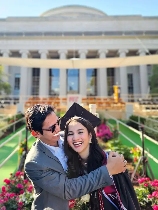 Sementara rambutnya yang panjang dan ikal dibiarkan tergerai dengan belahan samping. [Foto: sabrinaanggraini/belvadevara].