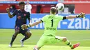 Pemain Bayern Munchen, Kingsley Coman, mencetak gol ke gawang Bayer Leverkusen pada laga Bundesliga di BayArena, Sabtu (6/6/2020). Bayern Munchen menang 4-2 atas Bayer Leverkusen. (AP/Matthias Hangst)