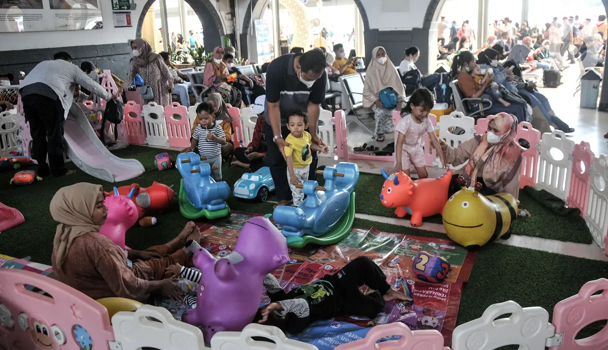 Anak-anak bermain saat menunggu jadwal pemberangkatan kereta api jarak jauh di Stasiun Pasar Senen. (merdeka.com/Iqbal S. Nugroho)