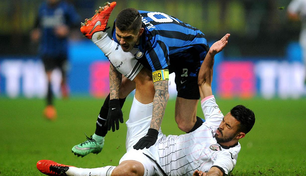 Benturan antara striker Inter Milan, Mauro Icardi dengan bek Palermo, Giancarlo Gonzalez. Pada laga itu wasit mengeluarkan dua kartu kuning. (EPA/Daniele Mascolo)