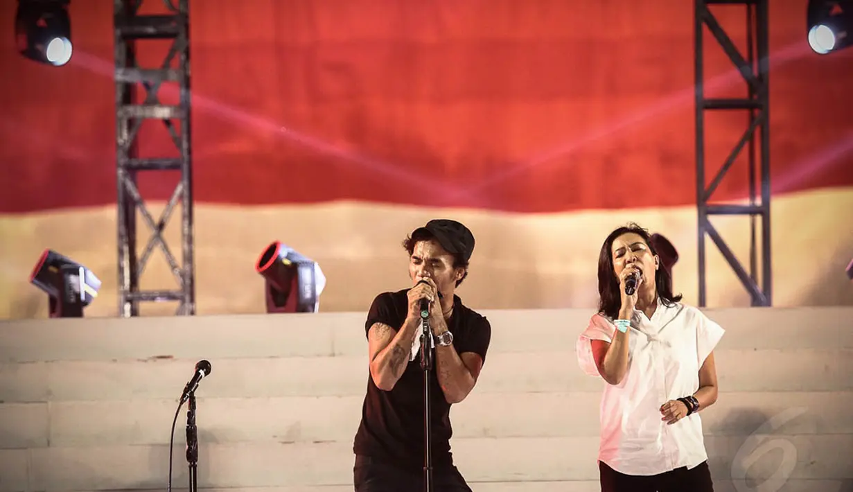  Untuk memeriahkan acara, Slank mengajak Oppie Andaresta menyanyikan lagu Hijrah untuk pertama kalinya, Jakarta, (20/10/14). (Liputan6.com/Faizal Fanani)