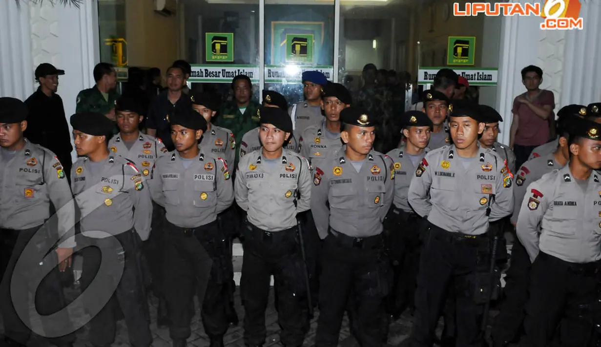 Petugas kepolisian melakukan pengamanan untuk mengantisipasi timbulnya bentrokan di kantor DPP PPP, Jakarta, (19/4/14). (Liputan6.com/Andrian M. Tunay)