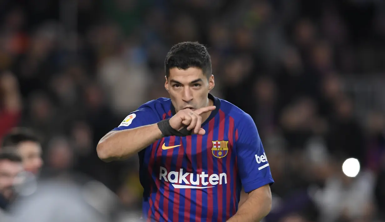 Selebrasi khas Luis Suarez usai mencetak gol pada menit ke-89 pada leg kedua Copa Del Rey yang berlangsung di stadion Nou Camp, Barcelona, Kamis (31/1). Barcelona menang 6-1 atas Sevilla. (AFP/Luis Gene)
