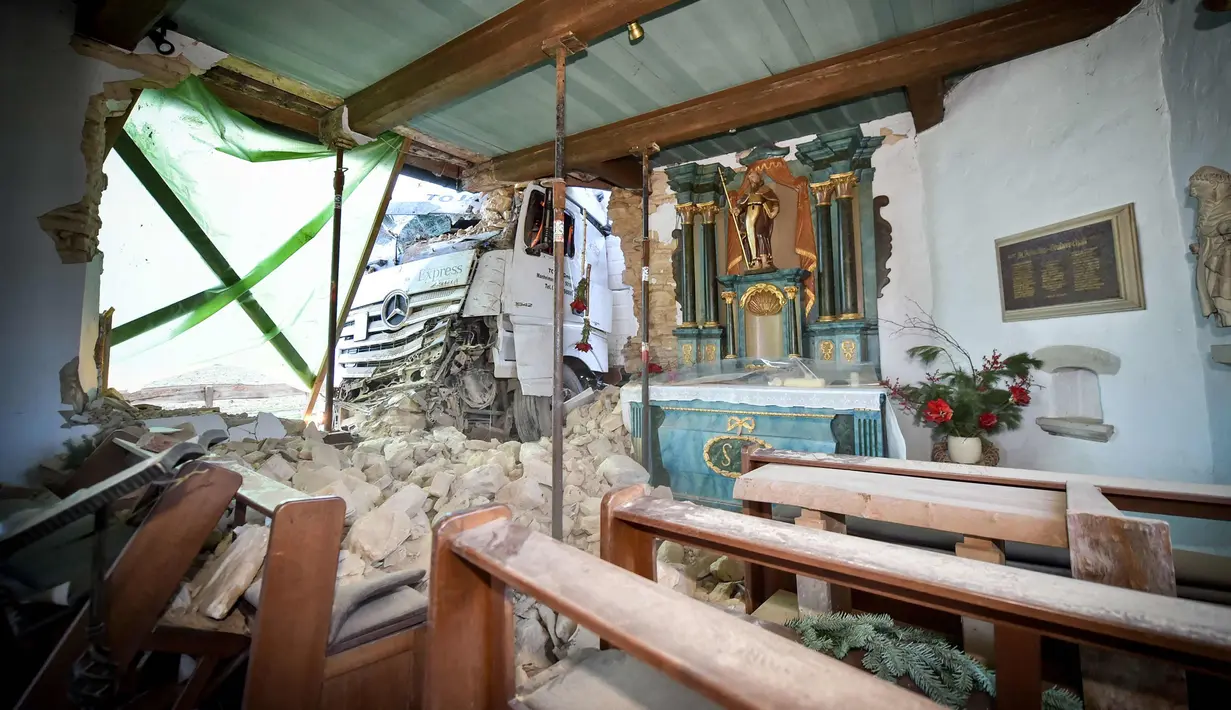 Kondisi bagian dalam kapel Antoniuskapelle Antonius setelah ditabrak truk di Hortsmar, Jerman barat (3/1). Musibah tersebut mengakibatkan kerusakan fatal pada bangunan tempat ibadah bagi umat Kristen. (AFP PHOTO/dpa/Jens Keblat/Germany OUT)