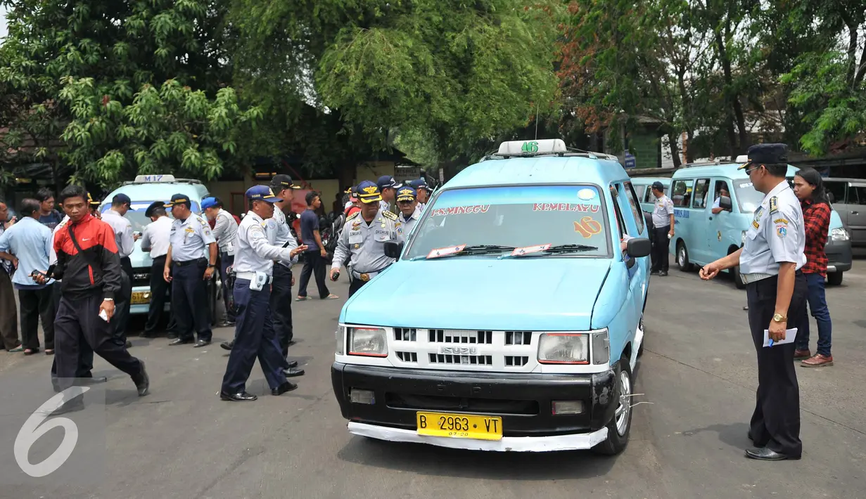 Suasana saat operasi uji kelengkapan surat kendaraan angkutan umum di Terminal Pasar Minggu, Senin (26/10/2015). Kegiatan ini untuk meningkatkan kapasitas pelayanan terhadap angkutan umum. (Liputan6.com/Gempur M Surya)