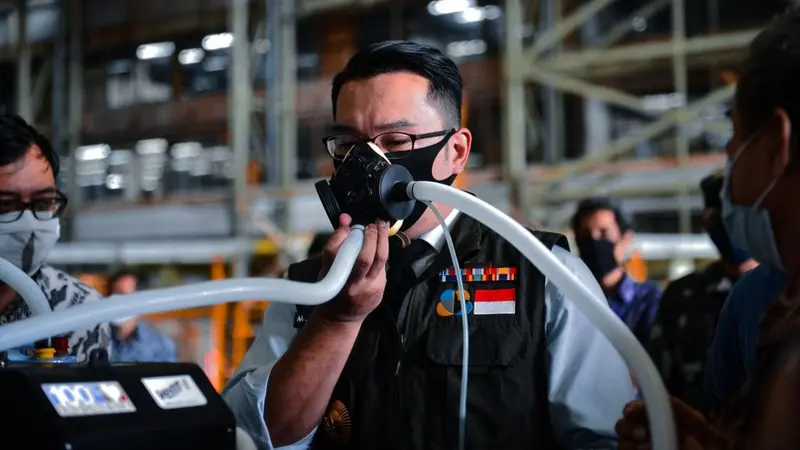 Gubernur Jabar Ridwan Kamil mencoba Ventilator Vent-I buatan PTDI dan ITB di kepada di Hanggar Fixed Wing PTDI, Jalan Pajajaran Bandung, Jumat, 24 April 2020. (Foto: Humas PTDI)