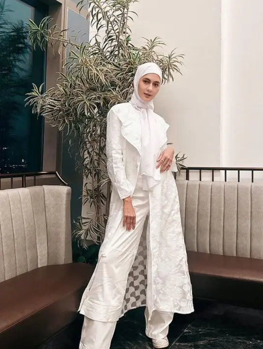 Paula Verhoeven tampil serba dengan memadukan outer panjang bertexture dengan inner dan celana panjang putih polos, senada dengan kerudung panjangnya. [@paula_verhoeven]