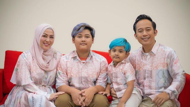 Umumkan Kelahiran Anak Ketiga, Ini 6 Potret Bahagia Keluarga Denny Cagur