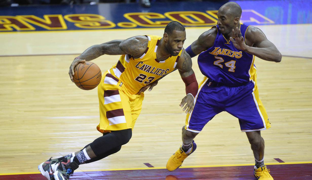 Pemain Cleveland Cavaliers forward LeBron James (23) mencoba melewati hadangan pemain Los Angeles Lakers, Kobe Bryant pada laga NBA di Quicken Loans Arena, Kamis (11/2/2016) WIB.  (David Richard-USA TODAY Sports/Reuters)