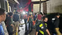 Satu kantong jenazah korban meninggal Kebakaran Depo Pertamina Plumpang, Jakarta Utara, dibawa ke Pos Koramil. (Liputan6.com/Nanda Perdana Putra)