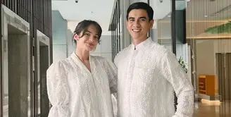 Enzy Storia untuk pertama kali lebaran sebagai seorang istri, ia pun tampil mengenakan baju putih serasi dengan suami. Enzy mengenakan dress lace lengan balon. [@enzystoria]