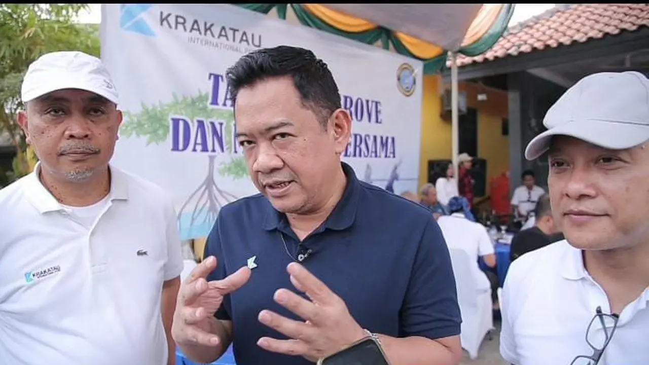 PT Krakatau Bandar Samudera atau Krakatau International Port (KIP) menanam sebanyak 2.500 bibit pohon bakau atau mangrove.