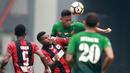 Duel pemain Persipura Jayapura, Marinus Manewar (2kiri) dan Pemain PS TNI, Andy Setyo pada lanjutan Liga 1 2017 di Stadion Patriot, Bekasi (4/11/2017). PS TNI menang 2-1. (Bola.com/Nick Hanoatubun)