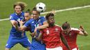 Duel antara pemain Islandia dan Austria pada laga terakhir Grup F Piala Eropa 2016 di Stade de France, Paris, Rabu (23/6/2016). (AFP/Martin Bureau)