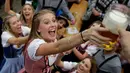 Seorang wanita mengambil gelas bir selama pembukaan festival bir Oktoberfest di 184, Munich, Jerman, (16/9). Festival ini diadakan dari tanggal 16 sampai 3 Oktober 2017. (AP Photo / Matthias Schrader)