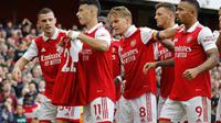 Pemain Arsenal rayakan gol ke gawang Nottingham Forest dengan bentangkan kostum eks pemain mereka yang menjadi korban penusukan Pablo Mari. (IAN KINGTON / AFP)