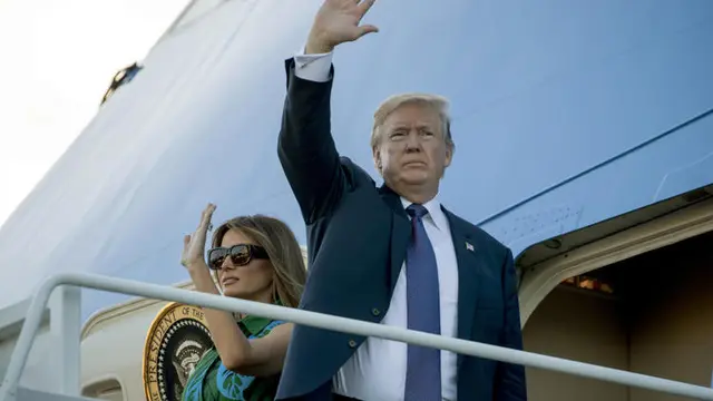 Presiden AS Donald Trump dan Ibu Negara AS Melania Trump di Air Force One di USAF Joint Base Pearl Harbor Hickam, Hawaii pada 4 November 2017, jelang keberangkatan menuju Tokyo, Jepang (Andrew Harnik/Jepang)