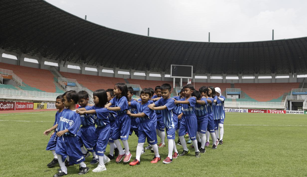 Sejumlah anak-anak dari suporter PSM Makassar bersiap menjadi pendamping saat laga Piala AFC melawan Home United di Stadion Pakansari, Bogor, Selasa (30/4). Kesempatan ini diberikan oleh Allianz sebagai salah satu sponsor. (Bola.com/Yoppy Renato)
