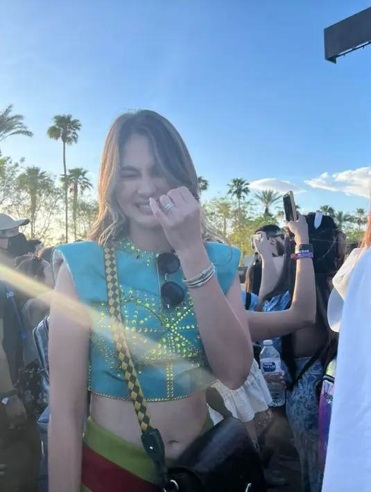 <p>Menghadiri Coachella sejak hari pertama, Luna Maya tampil cukup meriah dengan bohemian look. Dia memadukan atasan crop top hijau dengan detail emas tanpa lengan. (Instagram/lunamaya).</p>
