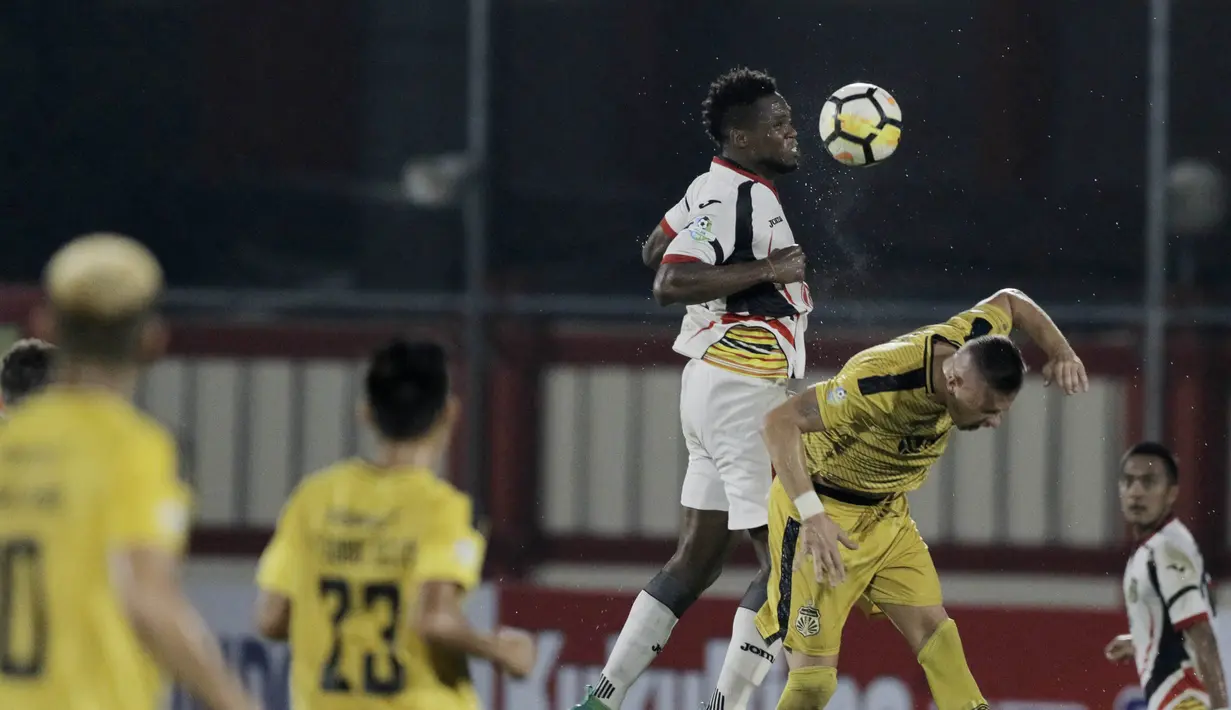 Striker Bhayangkara FC, Nikola Komazec, duel udara dengan bek Mitra Kukar, Mauricio Leal, pada laga Liga 1 di Stadion PTIK, Jakarta, Kamis (17/5/2018). Bhayangkara FC menang 1-0 atas Mitra Kukar. (Bola.com/M Iqbal Ichsan)