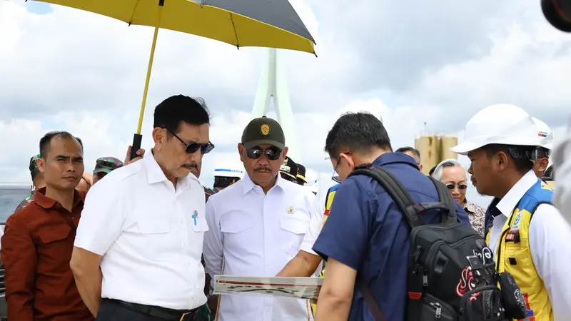 Luhut Binsar Pandjaitan melakukan pemantauan langsung terhadap pengerjaan proyek IKN di Kabupaten Penajam Paser Utara, Kalimantan Timur