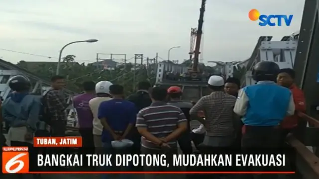 Evakuasi Truk di Jembatan Widan yang Ambruk Jadi Tontonan Warga