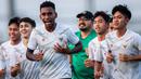 <p>Kapten Timnas Indonesia U-17, Iqbal Gwijangge (kiri) dkk melakukan joging saat menjalani official training di Lapangan Latihan A Gelora Bung Tomo, Surabaya, Minggu (12/11/2023) sore menjelang laga kedua Grup A Piala Dunia U-17 2023 menghadapi Panama yang akan berlangsung di Stadion Gelora Bung Tomo, Senin, 13 November 2023. (Bola.com/Bagaskara Lazuardi)</p>