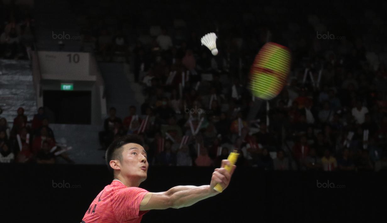 Chen Long berusaha mengembalikan kok ke arah Anthony Ginting pada perempatfinal Daihatsu Indonesia Master 2018 di Istora Senayan, Kamis (26/1/2018). Ginting menang 21-11 16-21 21-18. (Bola.com/Nick Hanoatubun)