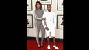 Pharrell Williams dan Helen Lasichanh saat berpose di red carpet Grammy Awards 2015 di Staples Center, Los Angeles, AS, Minggu (8/2). (Jason Merritt/Getty Images/AFP)