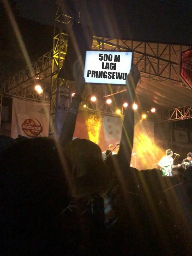 5 Tulisan Kocak yang Muncul saat Konser Ini Bikin Tepuk Jidat