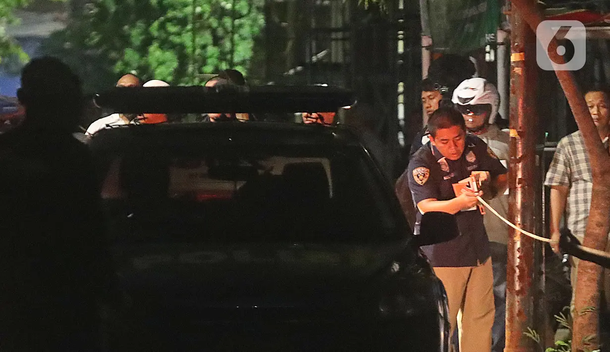 Polisi melakukan adegan rekonstruksi kasus penyiraman air keras terhadap penyidik KPK Novel Baswedan di Jalan Deposito, Kelapa Gading, Jakarta, Jumat (7/2/2020). Rekonstruksi yang berjalan tertutup itu menghadirkan dua tersangka yang diduga sebagai pelaku penyiraman. (Liputan6.com/Herman Zakharia)