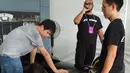 Sejumlah pengunjung belajar membersihkan ban mobil F1 di pit stop challenge pada ajang F1 GP Singapura, (17/9/2017). Kegiatan ini untuk menarik warga mengenal tentang F1. (Bola.com/Wirawan Kusuma)