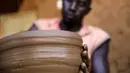 Seorang perajin Sudan membuat barang-barang tembikar di Khartoum, Sudan (20/10/2020). Para perajin tembikar di Sudan memanfaatkan tanah liat sisa banjir untuk membuat benda-benda kerajinan tersebut. (Xinhua/Mohamed Khidir)