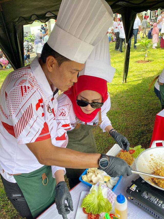 7 Potret Kompak Juliana Moechtar dan Suami saat Ikut Lomba Masak Agustusan