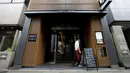 Seorang pria berjalan di depan pintu masuk First Hotel Cabin, Tokyo, Jepang (30/7/2015). Layanan kelas bisnis di Hotel First Cabin menawarkan interior yang unik dan nyaman. (Reuters/Toru Hanai)
